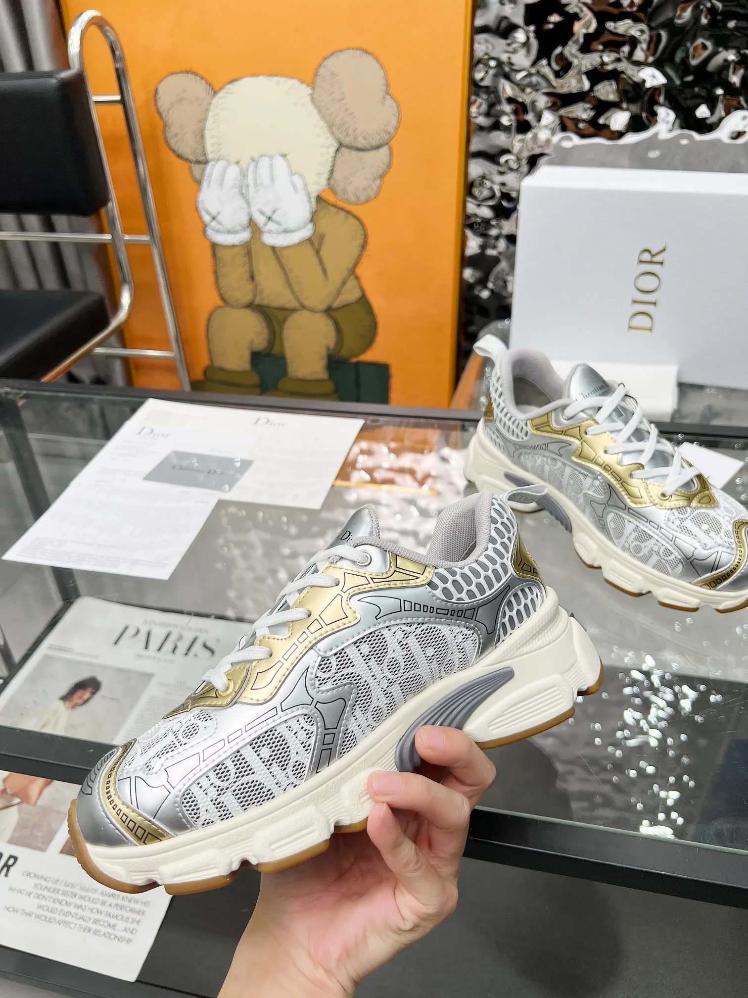 P560🐮🐮The official website of Dijia's new colors has been updated simultaneously [Celebration] This Dior Vibe sneaker incorporates Dior's high-end spirit and reinterprets classic running shoes. White mesh fabric features an Oblique print and is paired with laminated leather-effect panels in gold and silver tones for a contrasting look. It is further embellished with classic details such as 3D effect details, the lucky star symbol on the rear, and the logo on the tongue and rear pull tab. The lightweight sole is embellished with gray stars, complementing a variety of casual or elegant pieces for a modern look. Size: Women’s size 35-41 (35/42 can be customized) Men’s size 40-46 (39/46 can be customized)